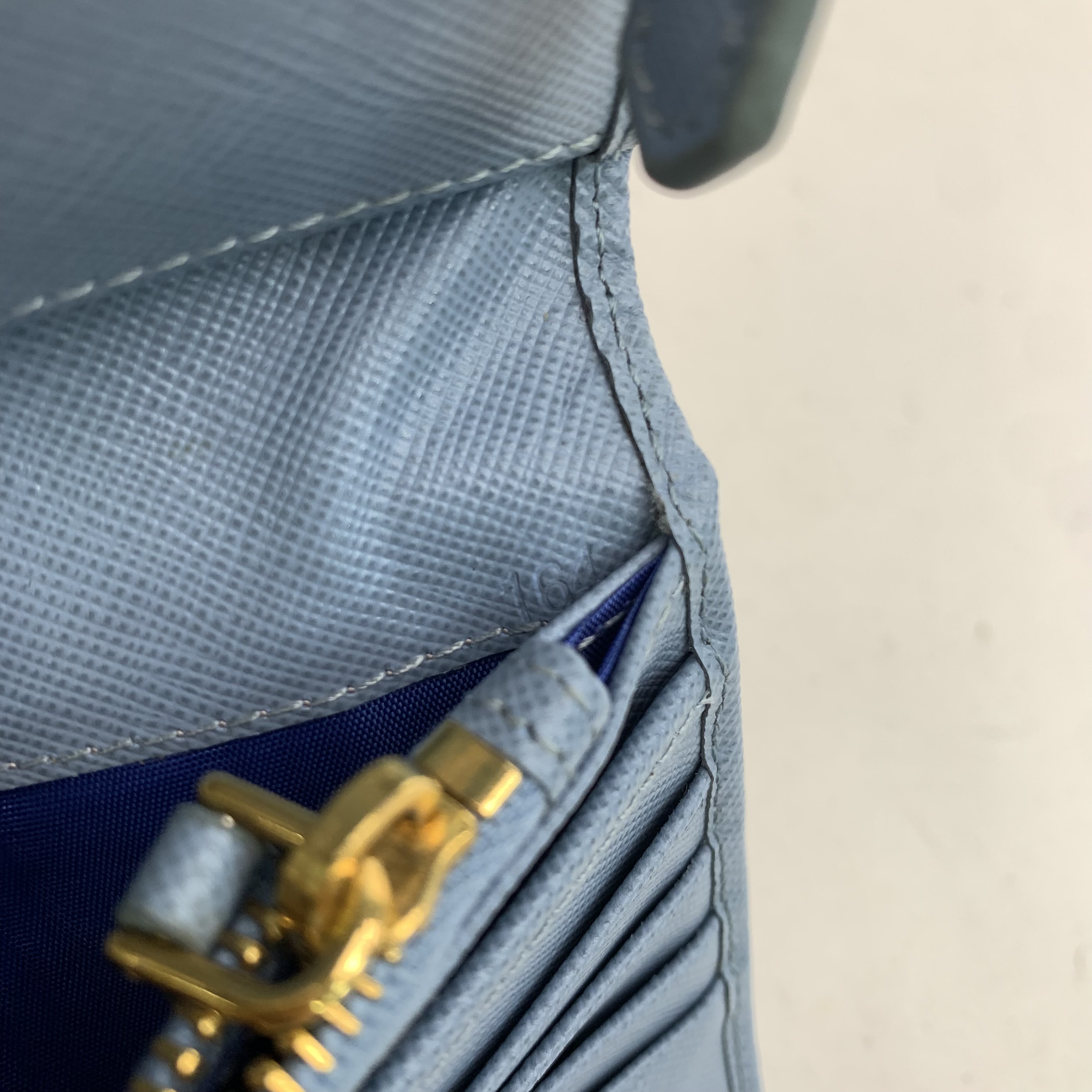 Prada///Cowhide/Wathet - Picture 11 of 14